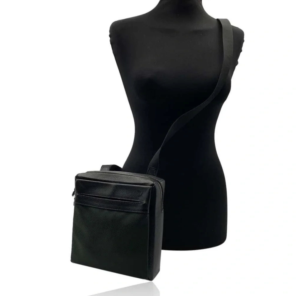 Authentic Louis Vuitton Taiga Leather Sayan Messenger Bag - Picture 3 of 15